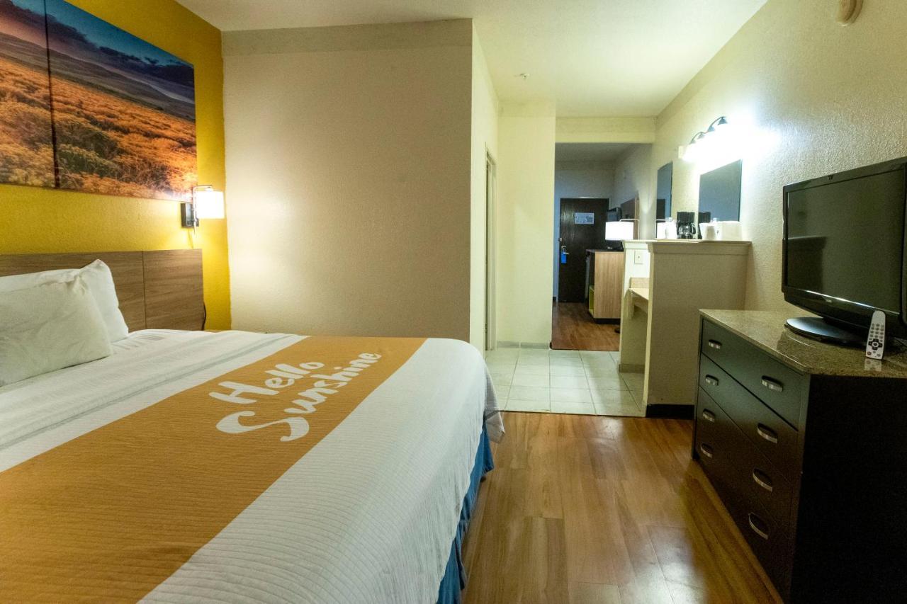 Days Inn & Suites By Wyndham Houston North/Aldine מראה חיצוני תמונה
