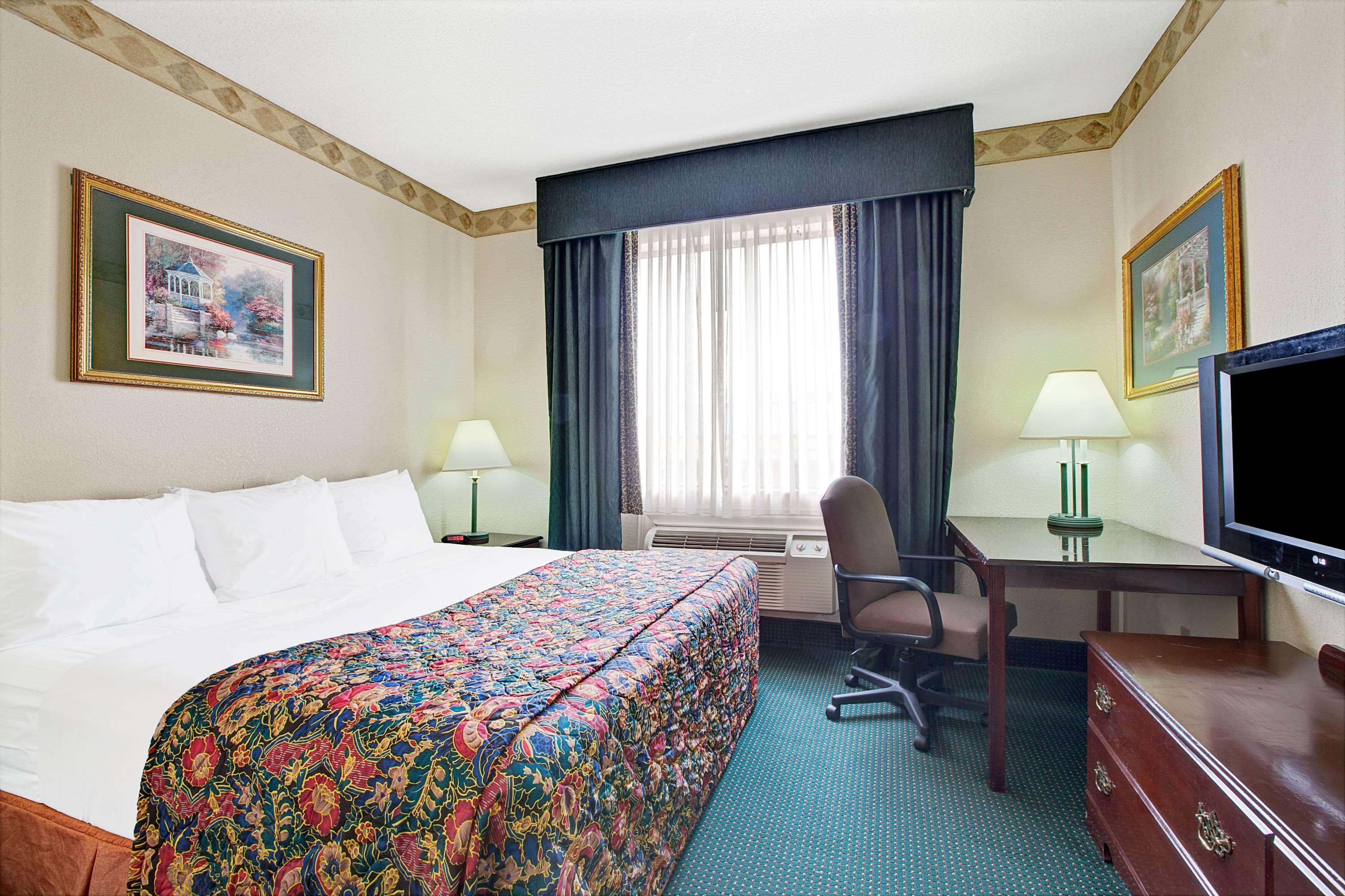 Days Inn & Suites By Wyndham Houston North/Aldine מראה חיצוני תמונה