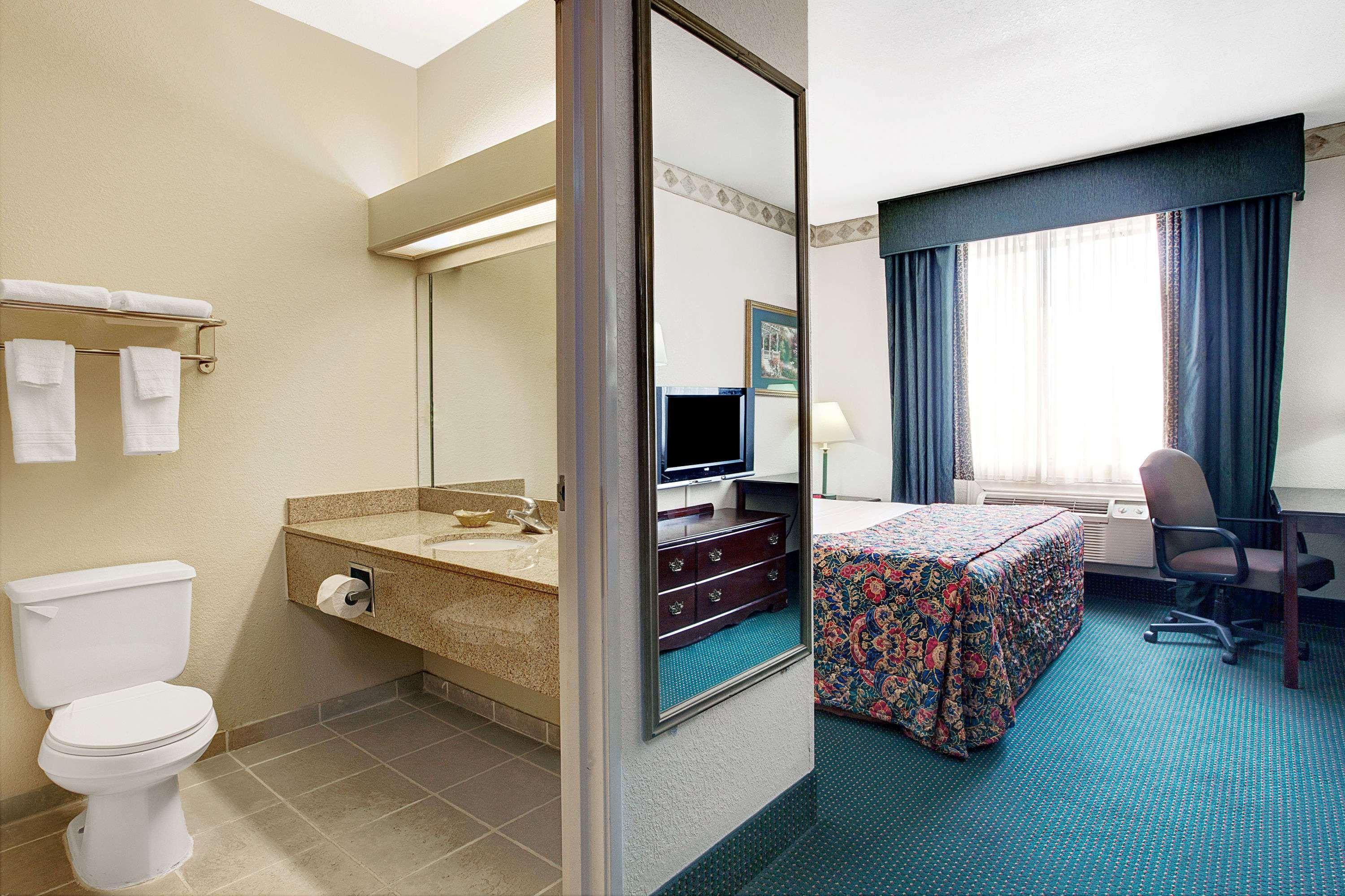 Days Inn & Suites By Wyndham Houston North/Aldine מראה חיצוני תמונה