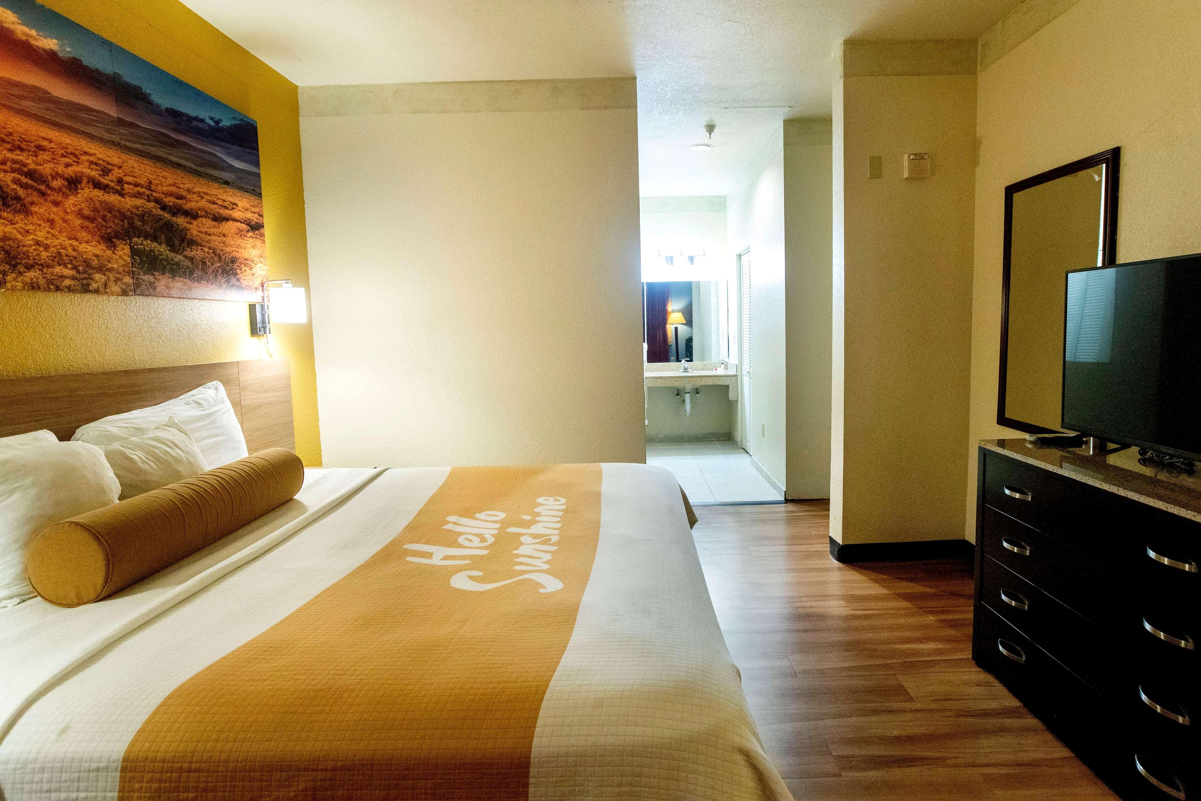 Days Inn & Suites By Wyndham Houston North/Aldine מראה חיצוני תמונה