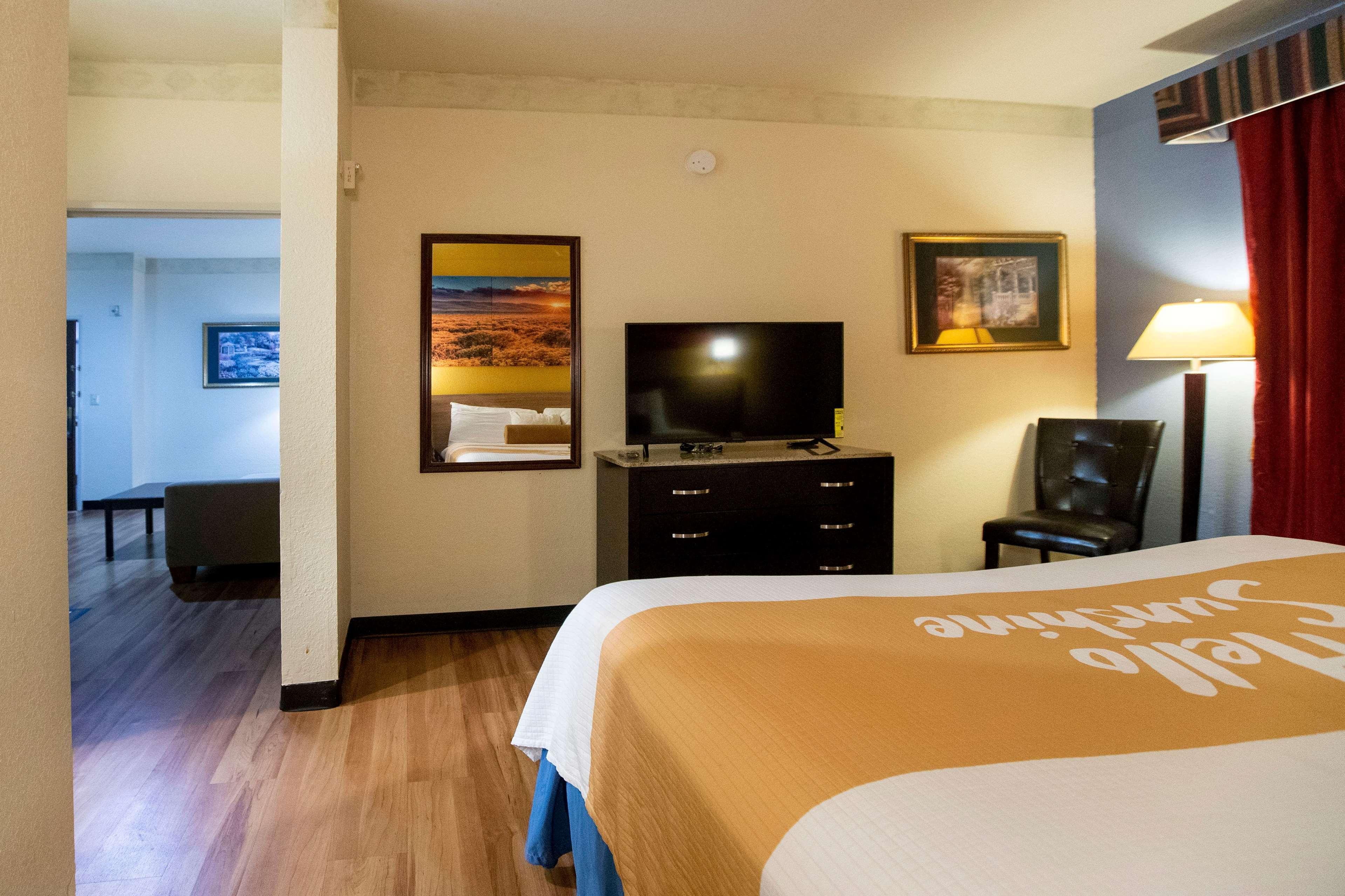 Days Inn & Suites By Wyndham Houston North/Aldine מראה חיצוני תמונה