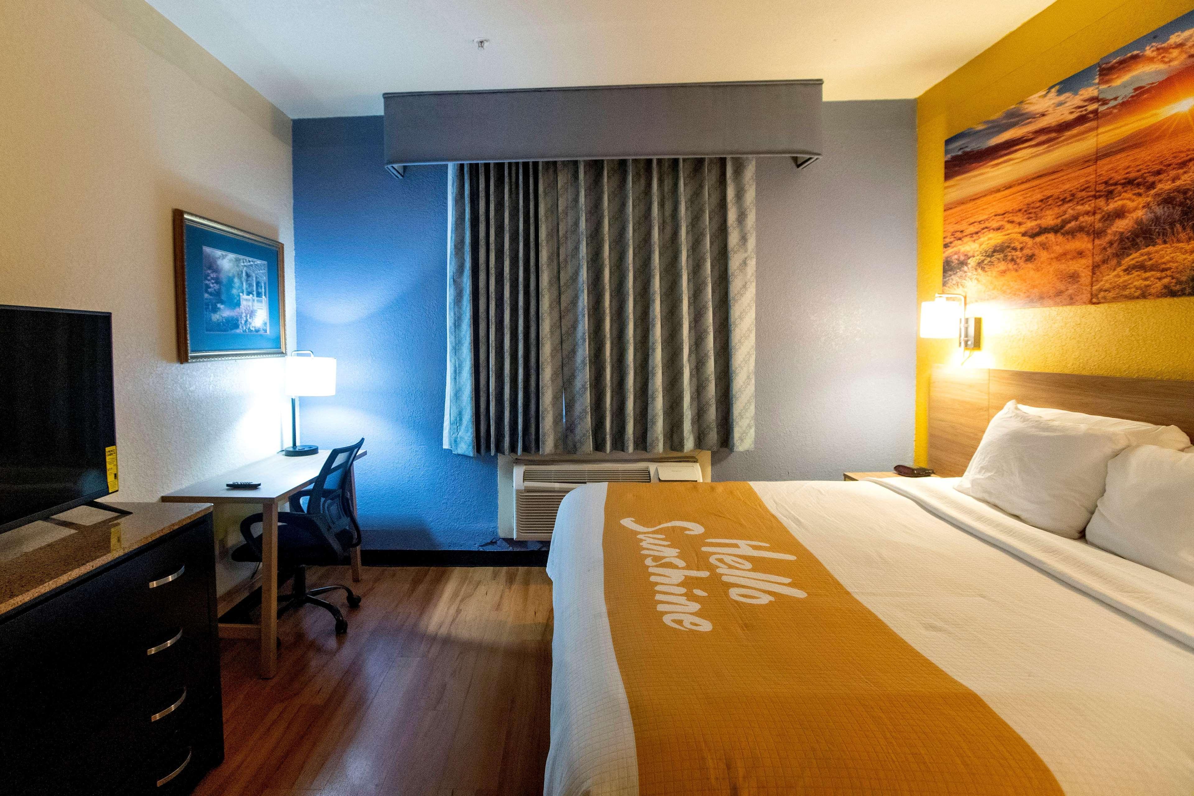 Days Inn & Suites By Wyndham Houston North/Aldine מראה חיצוני תמונה