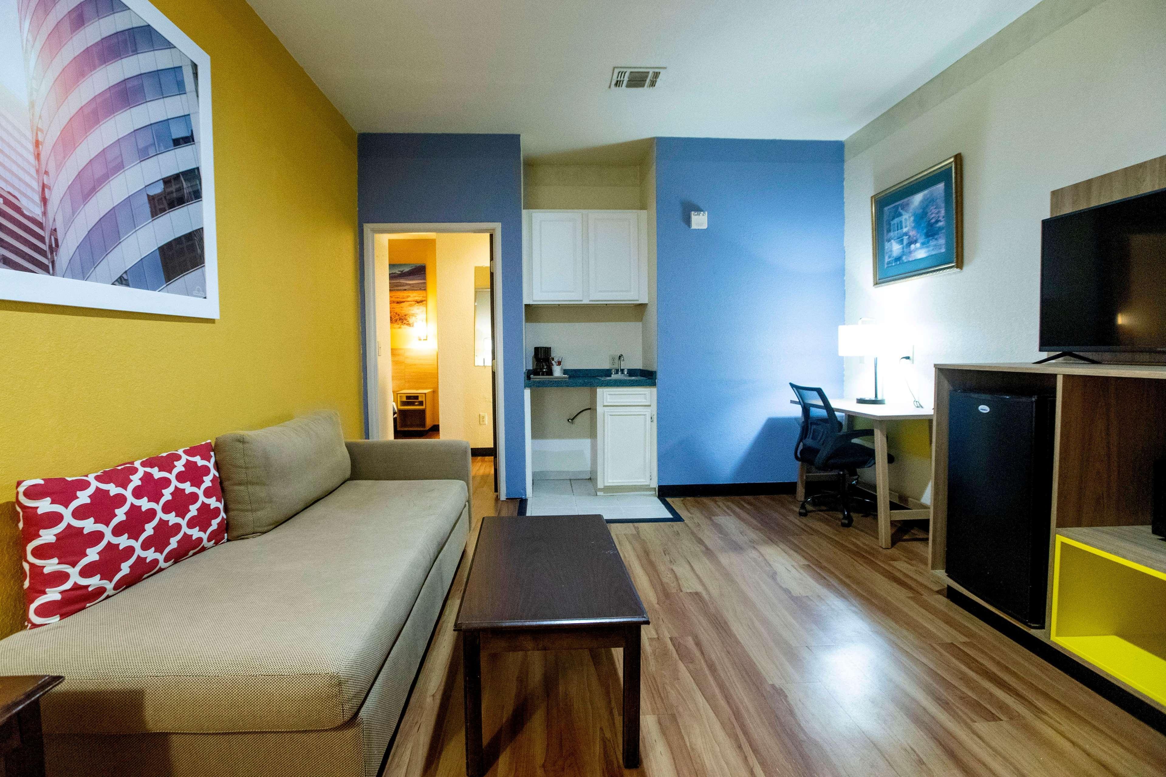 Days Inn & Suites By Wyndham Houston North/Aldine מראה חיצוני תמונה