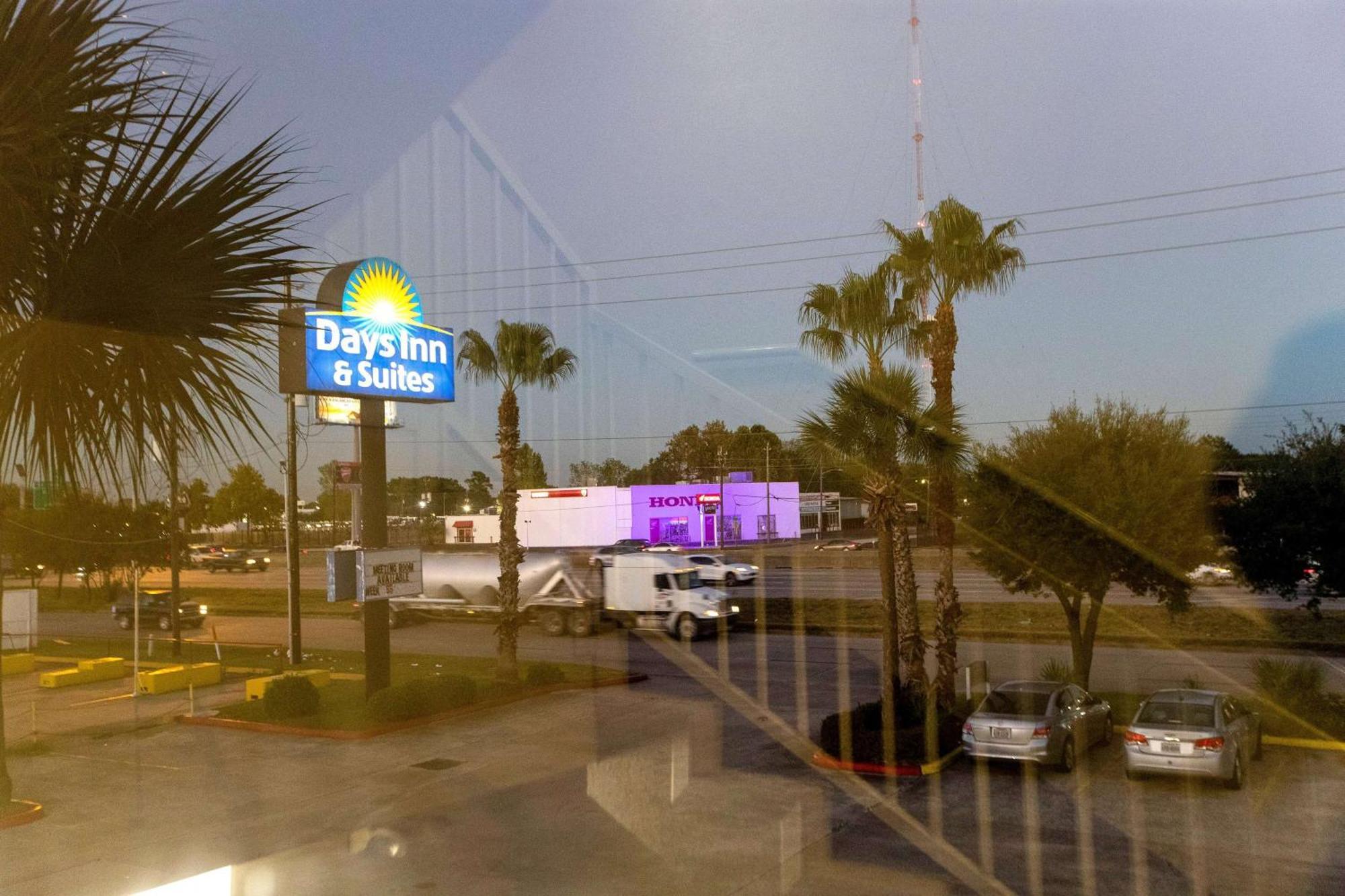 Days Inn & Suites By Wyndham Houston North/Aldine מראה חיצוני תמונה