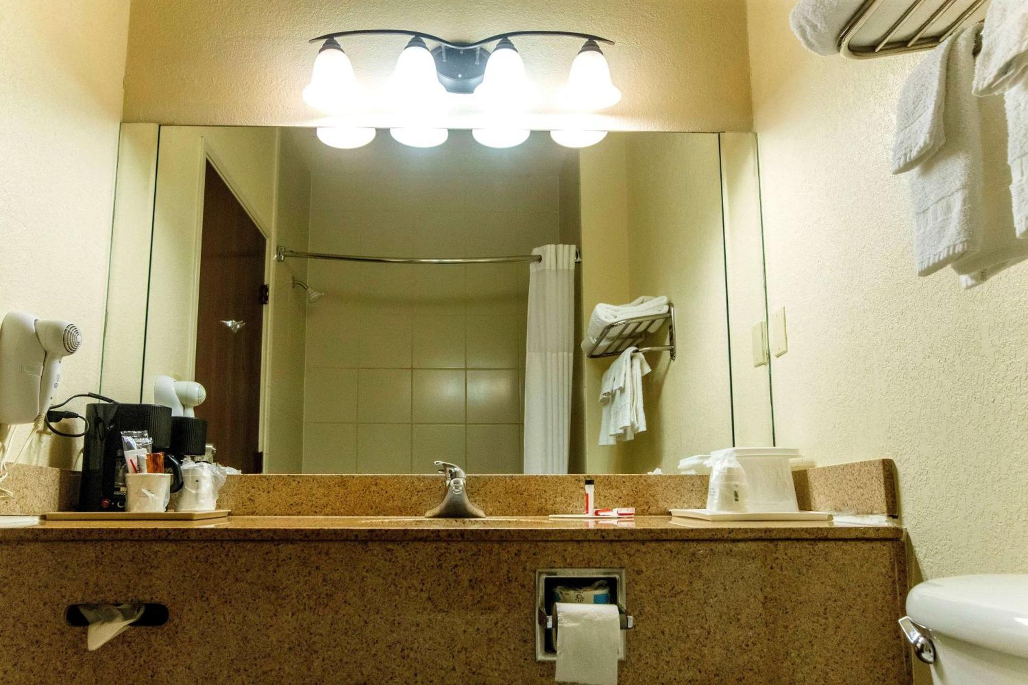 Days Inn & Suites By Wyndham Houston North/Aldine מראה חיצוני תמונה