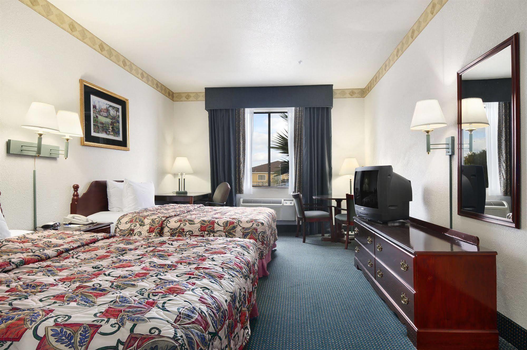 Days Inn & Suites By Wyndham Houston North/Aldine חדר תמונה